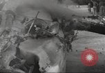 Standbild Ingenieure re-grade Flugplatz nach japanischen Air Raid Wakde Insel Neuguinea, 1944, aus Sekunde 27 historischem Filmmaterial Videoclip 65675059510