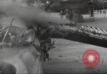 Standbild Ingenieure re-grade Flugplatz nach japanischen Air Raid Wakde Insel Neuguinea, 1944, aus Sekunde 29 historischem Filmmaterial Videoclip 65675059510