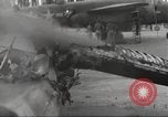 Standbild Ingenieure re-grade Flugplatz nach japanischen Air Raid Wakde Insel Neuguinea, 1944, aus Sekunde 30 historischem Filmmaterial Videoclip 65675059510