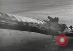 Standbild Ingenieure re-grade Flugplatz nach japanischen Air Raid Wakde Insel Neuguinea, 1944, aus Sekunde 35 historischem Filmmaterial Videoclip 65675059510