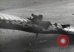 Standbild Ingenieure re-grade Flugplatz nach japanischen Air Raid Wakde Insel Neuguinea, 1944, aus Sekunde 37 historischem Filmmaterial Videoclip 65675059510