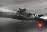 Standbild Ingenieure re-grade Flugplatz nach japanischen Air Raid Wakde Insel Neuguinea, 1944, aus Sekunde 38 historischem Filmmaterial Videoclip 65675059510