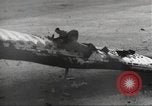 Standbild Ingenieure re-grade Flugplatz nach japanischen Air Raid Wakde Insel Neuguinea, 1944, aus Sekunde 39 historischem Filmmaterial Videoclip 65675059510