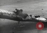 Standbild Ingenieure re-grade Flugplatz nach japanischen Air Raid Wakde Insel Neuguinea, 1944, aus Sekunde 40 historischem Filmmaterial Videoclip 65675059510