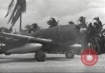 Standbild Ingenieure re-grade Flugplatz nach japanischen Air Raid Wakde Insel Neuguinea, 1944, aus Sekunde 44 historischem Filmmaterial Videoclip 65675059510