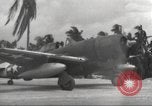 Standbild Ingenieure re-grade Flugplatz nach japanischen Air Raid Wakde Insel Neuguinea, 1944, aus Sekunde 46 historischem Filmmaterial Videoclip 65675059510