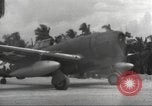 Standbild Ingenieure re-grade Flugplatz nach japanischen Air Raid Wakde Insel Neuguinea, 1944, aus Sekunde 49 historischem Filmmaterial Videoclip 65675059510