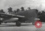 Standbild Ingenieure re-grade Flugplatz nach japanischen Air Raid Wakde Insel Neuguinea, 1944, aus Sekunde 50 historischem Filmmaterial Videoclip 65675059510
