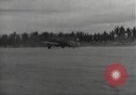 Standbild Ingenieure re-grade Flugplatz nach japanischen Air Raid Wakde Insel Neuguinea, 1944, aus Sekunde 52 historischem Filmmaterial Videoclip 65675059510
