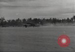 Standbild Ingenieure re-grade Flugplatz nach japanischen Air Raid Wakde Insel Neuguinea, 1944, aus Sekunde 53 historischem Filmmaterial Videoclip 65675059510