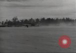 Standbild Ingenieure re-grade Flugplatz nach japanischen Air Raid Wakde Insel Neuguinea, 1944, aus Sekunde 54 historischem Filmmaterial Videoclip 65675059510