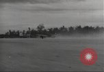 Standbild Ingenieure re-grade Flugplatz nach japanischen Air Raid Wakde Insel Neuguinea, 1944, aus Sekunde 55 historischem Filmmaterial Videoclip 65675059510