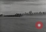 Standbild Ingenieure re-grade Flugplatz nach japanischen Air Raid Wakde Insel Neuguinea, 1944, aus Sekunde 57 historischem Filmmaterial Videoclip 65675059510