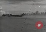 Standbild Ingenieure re-grade Flugplatz nach japanischen Air Raid Wakde Insel Neuguinea, 1944, aus Sekunde 58 historischem Filmmaterial Videoclip 65675059510