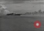 Standbild Ingenieure re-grade Flugplatz nach japanischen Air Raid Wakde Insel Neuguinea, 1944, aus Sekunde 59 historischem Filmmaterial Videoclip 65675059510