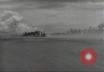 Standbild Ingenieure re-grade Flugplatz nach japanischen Air Raid Wakde Insel Neuguinea, 1944, aus Sekunde 60 historischem Filmmaterial Videoclip 65675059510