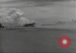 Standbild Ingenieure re-grade Flugplatz nach japanischen Air Raid Wakde Insel Neuguinea, 1944, aus Sekunde 61 historischem Filmmaterial Videoclip 65675059510