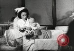 Standbild evakuieren Babys Philadelphia Pennsylvania USA, 1942, aus Sekunde 24 historischem Filmmaterial Videoclip 65675059545