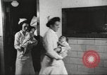 Standbild evakuieren Babys Philadelphia Pennsylvania USA, 1942, aus Sekunde 27 historischem Filmmaterial Videoclip 65675059545