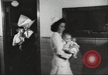 Standbild evakuieren Babys Philadelphia Pennsylvania USA, 1942, aus Sekunde 28 historischem Filmmaterial Videoclip 65675059545