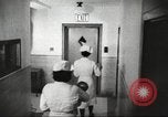 Standbild evakuieren Babys Philadelphia Pennsylvania USA, 1942, aus Sekunde 29 historischem Filmmaterial Videoclip 65675059545