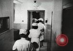 Standbild evakuieren Babys Philadelphia Pennsylvania USA, 1942, aus Sekunde 30 historischem Filmmaterial Videoclip 65675059545