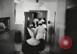 Standbild evakuieren Babys Philadelphia Pennsylvania USA, 1942, aus Sekunde 32 historischem Filmmaterial Videoclip 65675059545