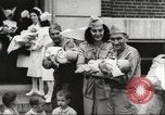 Standbild evakuieren Babys Philadelphia Pennsylvania USA, 1942, aus Sekunde 38 historischem Filmmaterial Videoclip 65675059545