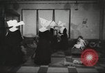 Standbild evakuieren Babys Philadelphia Pennsylvania USA, 1942, aus Sekunde 60 historischem Filmmaterial Videoclip 65675059545