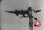 Standbild RAF-Bomber der Gruppe Nr 2 Eindhoven Niederlande, 1942, aus Sekunde 35 historischem Filmmaterial Videoclip 65675059556
