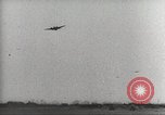 Standbild RAF-Bomber der Gruppe Nr 2 Eindhoven Niederlande, 1942, aus Sekunde 38 historischem Filmmaterial Videoclip 65675059556