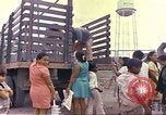 Immagine di Popolo colombiano nel parco pubblico Candelaria Colombia, 1972, secondo 45 filmato di repertorio 65675059591