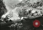 Standbild Eisenbahn Güterwagen gezogen von EMD FT ABBA diesel-elektrischer Motor United States USA, 1944, aus Sekunde 20 historischem Filmmaterial Videoclip 65675059610