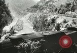 Standbild Eisenbahn Güterwagen gezogen von EMD FT ABBA diesel-elektrischer Motor United States USA, 1944, aus Sekunde 21 historischem Filmmaterial Videoclip 65675059610