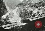 Standbild Eisenbahn Güterwagen gezogen von EMD FT ABBA diesel-elektrischer Motor United States USA, 1944, aus Sekunde 23 historischem Filmmaterial Videoclip 65675059610