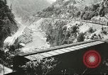 Standbild Eisenbahn Güterwagen gezogen von EMD FT ABBA diesel-elektrischer Motor United States USA, 1944, aus Sekunde 24 historischem Filmmaterial Videoclip 65675059610