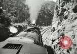 Standbild Eisenbahn Güterwagen gezogen von EMD FT ABBA diesel-elektrischer Motor United States USA, 1944, aus Sekunde 32 historischem Filmmaterial Videoclip 65675059610