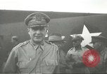 Standbild General Douglas Macarthur Port Moresby Papua Neu Guinea, 1944, aus Sekunde 13 historischem Filmmaterial Videoclip 65675059612
