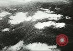 Standbild US Army Air Forces C-53 Flugzeuge drop liefert Kokoda New Guinea, 1942, aus Sekunde 6 historischem Filmmaterial Videoclip 65675059613