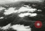 Standbild US Army Air Forces C-53 Flugzeuge drop liefert Kokoda New Guinea, 1942, aus Sekunde 7 historischem Filmmaterial Videoclip 65675059613