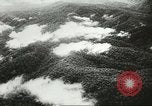 Standbild US Army Air Forces C-53 Flugzeuge drop liefert Kokoda New Guinea, 1942, aus Sekunde 8 historischem Filmmaterial Videoclip 65675059613