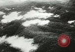 Standbild US Army Air Forces C-53 Flugzeuge drop liefert Kokoda New Guinea, 1942, aus Sekunde 9 historischem Filmmaterial Videoclip 65675059613