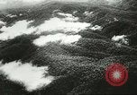 Standbild US Army Air Forces C-53 Flugzeuge drop liefert Kokoda New Guinea, 1942, aus Sekunde 10 historischem Filmmaterial Videoclip 65675059613