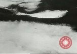 Standbild US Army Air Forces C-53 Flugzeuge drop liefert Kokoda New Guinea, 1942, aus Sekunde 13 historischem Filmmaterial Videoclip 65675059613