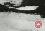 Standbild US Army Air Forces C-53 Flugzeuge drop liefert Kokoda New Guinea, 1942, aus Sekunde 14 historischem Filmmaterial Videoclip 65675059613