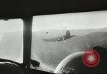 Standbild US Army Air Forces C-53 Flugzeuge drop liefert Kokoda New Guinea, 1942, aus Sekunde 15 historischem Filmmaterial Videoclip 65675059613