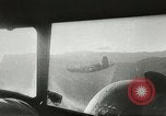 Standbild US Army Air Forces C-53 Flugzeuge drop liefert Kokoda New Guinea, 1942, aus Sekunde 16 historischem Filmmaterial Videoclip 65675059613