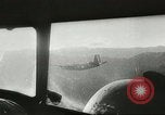 Standbild US Army Air Forces C-53 Flugzeuge drop liefert Kokoda New Guinea, 1942, aus Sekunde 17 historischem Filmmaterial Videoclip 65675059613