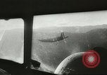 Standbild US Army Air Forces C-53 Flugzeuge drop liefert Kokoda New Guinea, 1942, aus Sekunde 18 historischem Filmmaterial Videoclip 65675059613