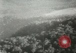 Standbild US Army Air Forces C-53 Flugzeuge drop liefert Kokoda New Guinea, 1942, aus Sekunde 19 historischem Filmmaterial Videoclip 65675059613